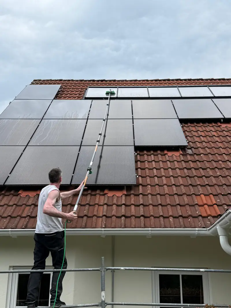 Reinigung von Photovoltaikanlagen auf dem Dach