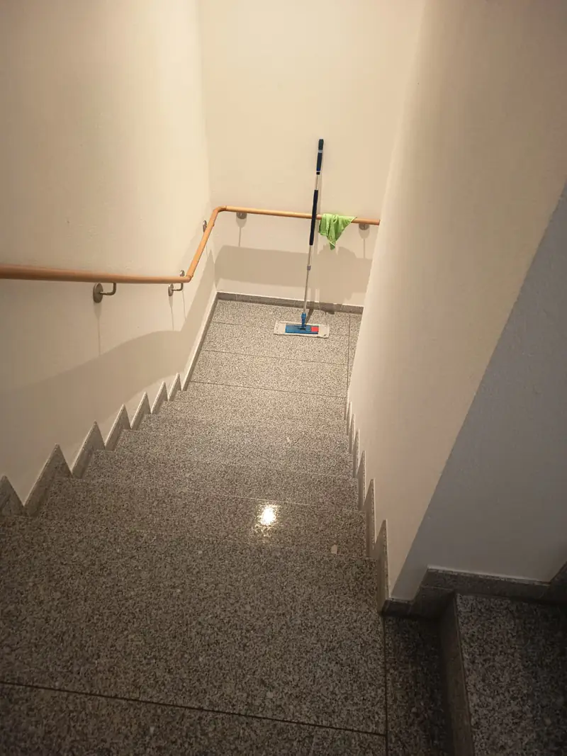 Treppenhausreinigung glänzend